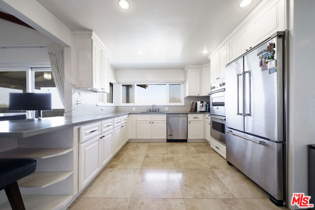24880 Via Valmonte, Torrance CA: https://media.crmls.org/mediaz/ee694319-0d0d-4322-8266-0705760e21e3.jpg