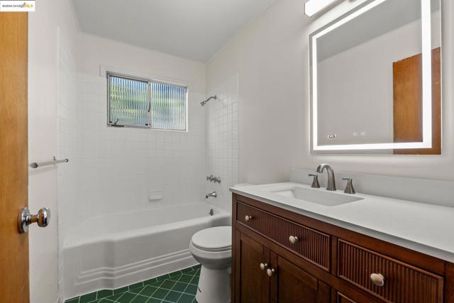 1730 Highland Pl, Berkeley CA: https://media.crmls.org/mediaz/ee6a5055-062d-4659-81f7-3867164bc953.jpg