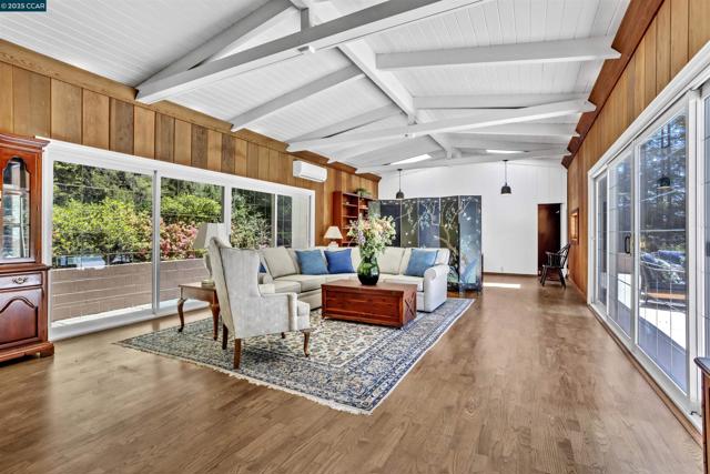 18 Van Tassel Ln, Orinda CA: https://media.crmls.org/mediaz/ee6c919c-e7e7-4a1c-9ea1-9705aa9c1388.jpg