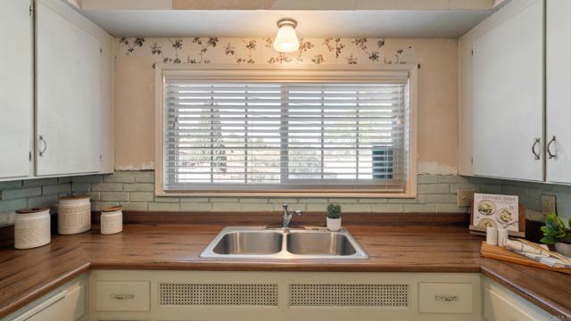 Detail Gallery Image 11 of 38 For 9318 Campo Rd, Spring Valley,  CA 91977 - 3 Beds | 2 Baths