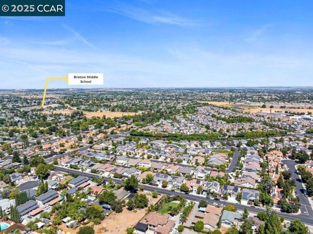 951 Dainty Avenue, Brentwood CA: https://media.crmls.org/mediaz/ee6e887a-e80f-476e-95b2-3e6b540b2ecb.jpg