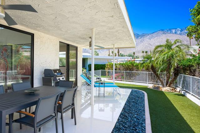 1380 Malaga Circle, Palm Springs CA: https://media.crmls.org/mediaz/ee6ee5b0-9e43-445f-973a-1fc51c187400.jpg