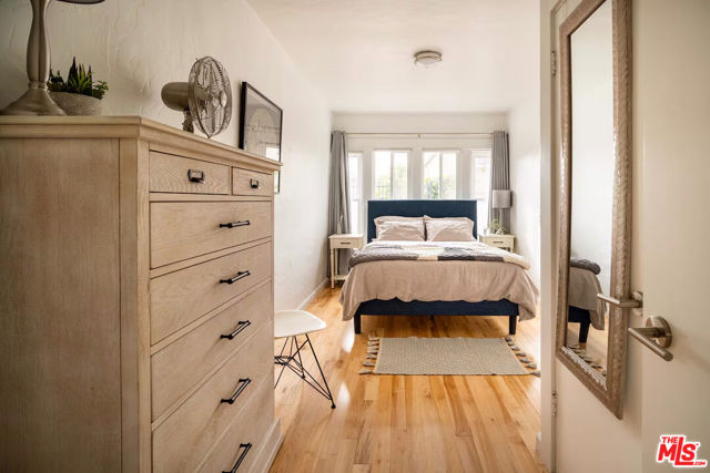 716 Sunset Avenue, Venice CA: https://media.crmls.org/mediaz/ee6f0219-3b36-4d1a-bad0-79e7529a96e7.jpg