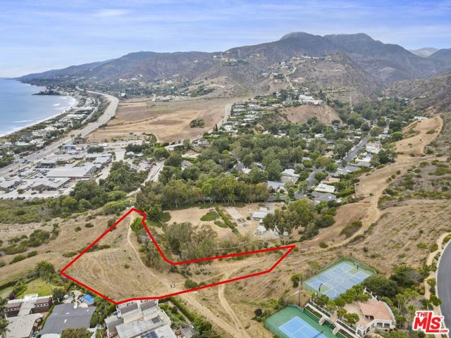 30720 Morning View Drive, Malibu CA: https://media.crmls.org/mediaz/ee70dd07-327b-488b-9446-844b435545d0.jpg