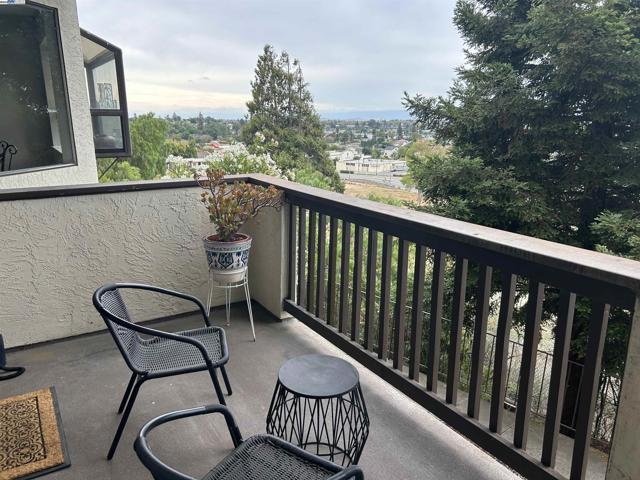 21117 Gary Dr, Hayward CA: https://media.crmls.org/mediaz/ee711a2c-c3ea-4846-934b-0f16bccc3a13.jpg