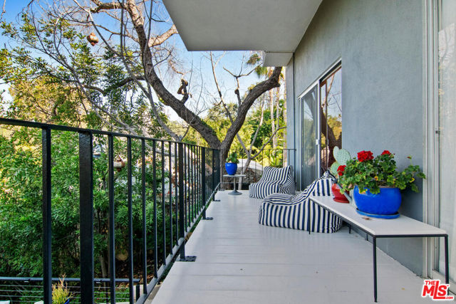 3631 Buena Park Drive, Studio City CA: https://media.crmls.org/mediaz/ee715f3d-1cf5-4294-a282-a08025fa2ec4.jpg