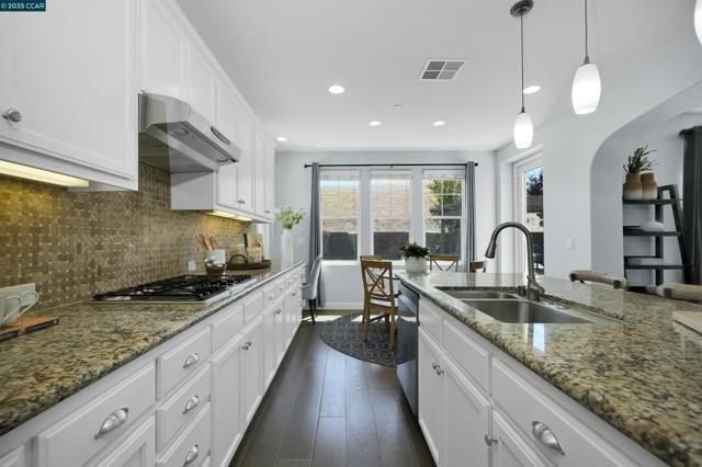 5152 Bengali St, Danville CA: https://media.crmls.org/mediaz/ee71ea75-c008-4e14-a986-d101815c1ee6.jpg
