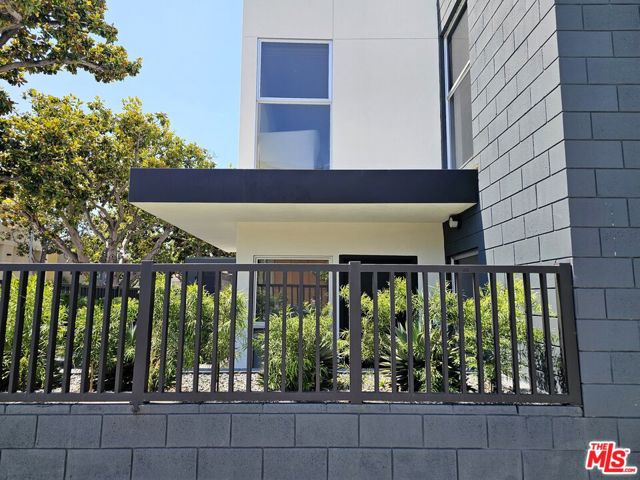 1617 Broadway, Santa Monica CA: https://media.crmls.org/mediaz/ee722e95-af8c-4a5a-8134-7de4fe42a9cd.jpg