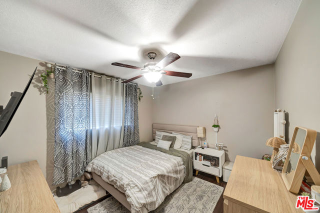 2425 Dusan Street, Simi Valley CA: https://media.crmls.org/mediaz/ee728228-3255-4cfc-b4ca-609a4c005465.jpg