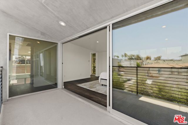 483 Carroll Canal Court, Venice CA: https://media.crmls.org/mediaz/ee72b5e1-bdee-46f2-a880-a9388e09fcbe.jpg