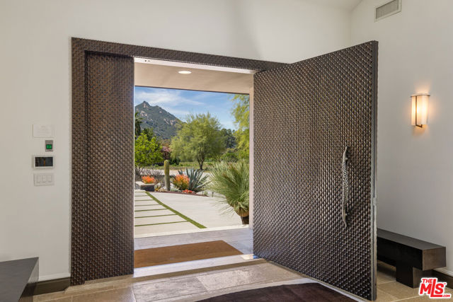 25029 Abercrombie Lane, Calabasas CA: https://media.crmls.org/mediaz/ee74409e-d8e8-43b1-8d3c-fada92ed1828.jpg