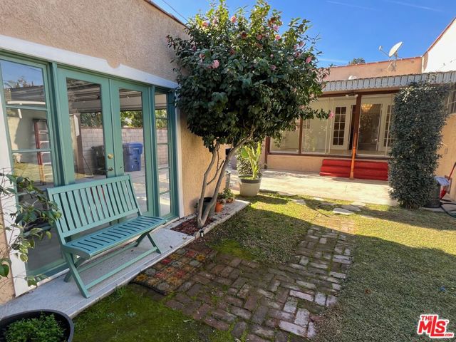 560 N Irving Boulevard, Los Angeles CA: https://media.crmls.org/mediaz/ee76bd9f-8dd7-460a-b648-6c7773b7ef33.jpg