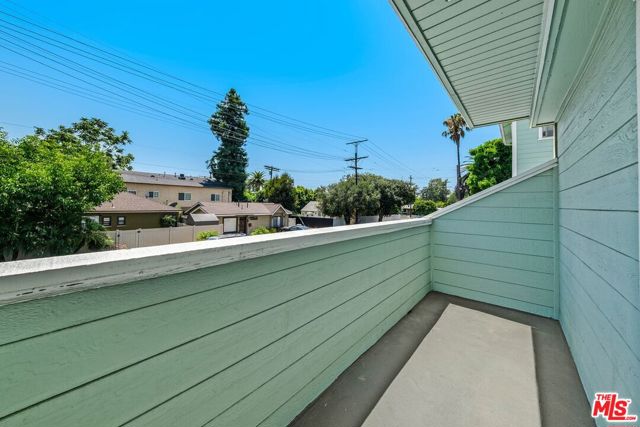 5811 Woodman Avenue, Van Nuys, California 91401, 2 Bedrooms Bedrooms, ,2 BathroomsBathrooms,Townhouse,For Sale,Woodman,24401397