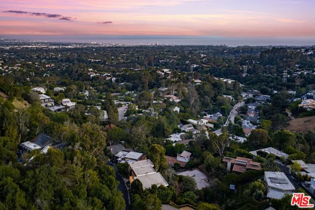 933 Bluegrass Lane, Los Angeles CA: https://media.crmls.org/mediaz/ee791b0c-1a05-42d9-95c3-bc1ad0800aa3.jpg