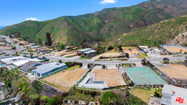 3530 Shoreheights Drive, Malibu CA: https://media.crmls.org/mediaz/ee793855-f78d-4439-bac1-189fdda6e4dc.jpg