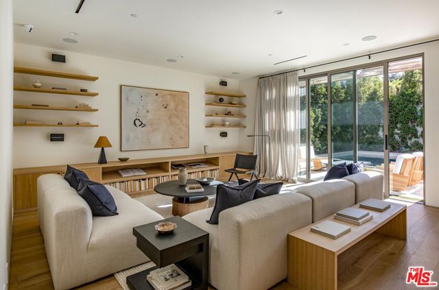 4209 Vantage Avenue, Studio City CA: https://media.crmls.org/mediaz/ee7945be-4c99-486b-8ce7-1b32ce8e9b25.jpg