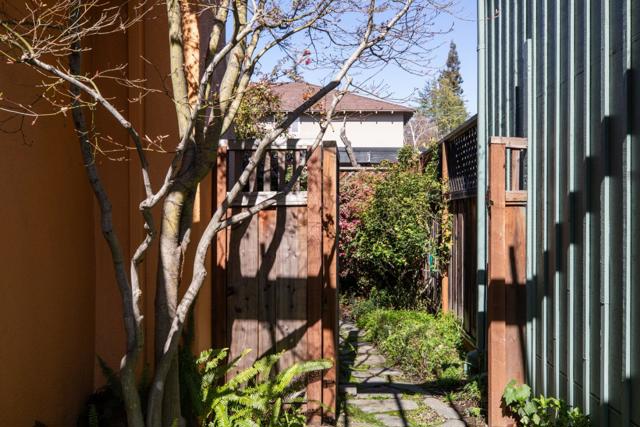 988 Menlo Avenue, Menlo Park CA: https://media.crmls.org/mediaz/ee79e171-bd26-451c-8e2a-d49d1764a2b2.jpg