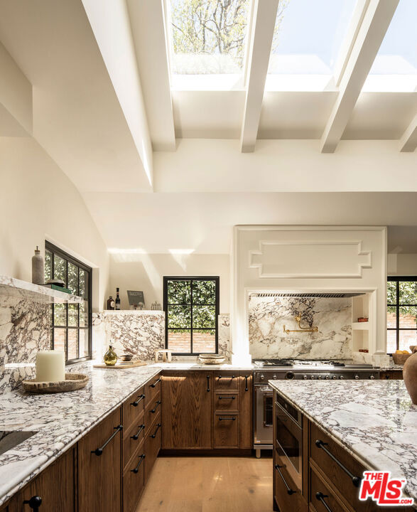1524 Sunset Plaza Drive, Los Angeles CA: https://media.crmls.org/mediaz/ee7a4731-0d0f-4853-94b2-47efd335e598.jpg