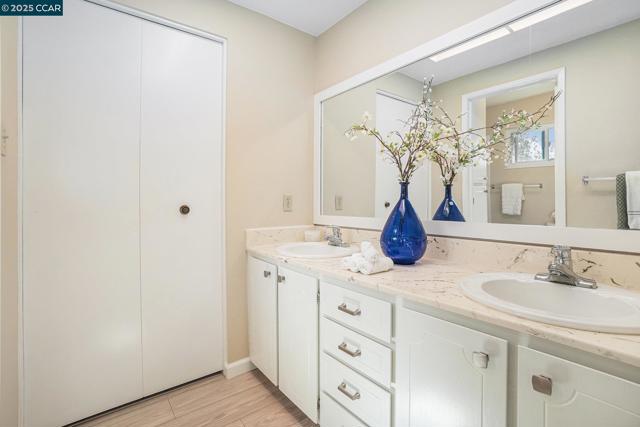 3257 Inverness Dr, Walnut Creek CA: https://media.crmls.org/mediaz/ee7b870b-10ac-4b60-8b74-348d4e0655bc.jpg