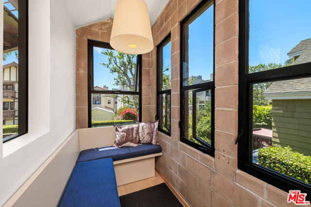135 Outrigger Mall, Marina del Rey CA: https://media.crmls.org/mediaz/ee7c0149-3383-4351-b59a-5e2fc29bdd5c.jpg