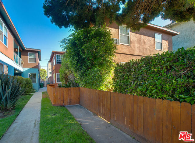 1146 Venice Boulevard, Venice CA: https://media.crmls.org/mediaz/ee7cba44-2cc0-4dd2-ab40-009f8acfc12e.jpg