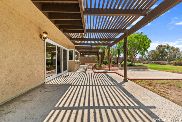 24231 Robledo, Mission Viejo CA: https://media.crmls.org/mediaz/ee7d5299-8a19-4d48-90f6-10e880d6f140.jpg