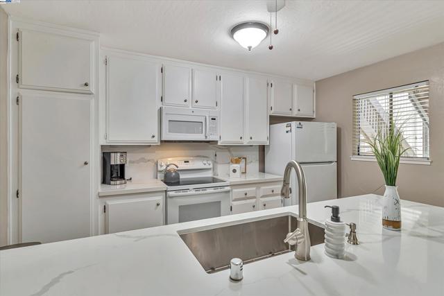 Image 9 of 31 For 39139 Argonaut Way  111