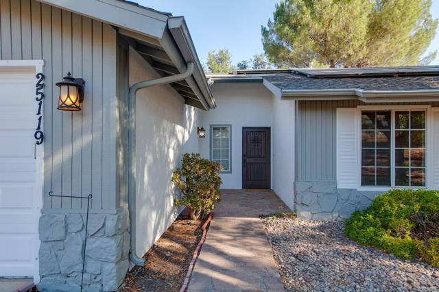 25119 Como Esta Court, Ramona CA: https://media.crmls.org/mediaz/ee7eba74-f561-4975-b051-7959910b2695.jpg