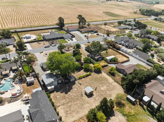 220 Holliday Drive, Hollister CA: https://media.crmls.org/mediaz/ee80d2ba-5569-46f1-b934-c2285633c094.jpg