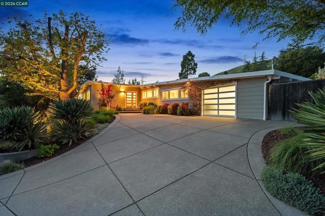 31 Ivy Dr, Orinda CA: https://media.crmls.org/mediaz/ee80dd38-5f28-4982-aca0-6cbff11637d5.jpg