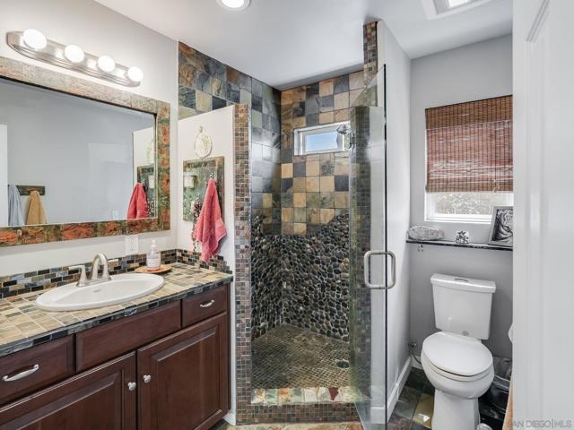 1080 Aloha Dr, Encinitas CA: https://media.crmls.org/mediaz/ee80e10f-a4aa-48b2-8dbb-1bb580af5382.jpg