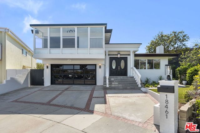 18461 Clifftop Way, Malibu CA: https://media.crmls.org/mediaz/ee8201c1-5bd5-4d17-9246-1efb2e01e144.jpg
