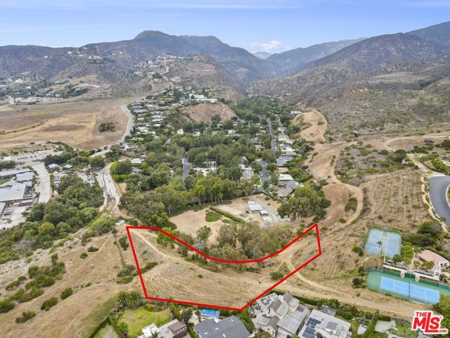 30720 Morning View Drive, Malibu CA: https://media.crmls.org/mediaz/ee8421d2-2234-4044-a9c2-9f96ad43dbdd.jpg