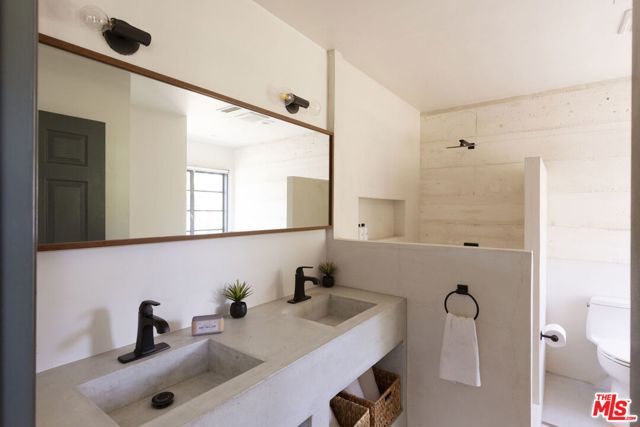 2500 Carman Crest Drive, Los Angeles CA: https://media.crmls.org/mediaz/ee84bf70-c57a-4d4d-b8e8-db7429a06cf5.jpg