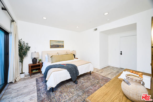 2121 Virginia Avenue, Santa Monica CA: https://media.crmls.org/mediaz/ee85cc6d-2ae4-4c59-86d2-66fcc41b317d.jpg