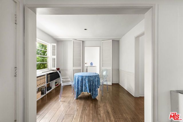 10941 Peach Grove Street, Toluca Lake CA: https://media.crmls.org/mediaz/ee85f805-b0e1-448d-8fdf-53bf91c1b9df.jpg