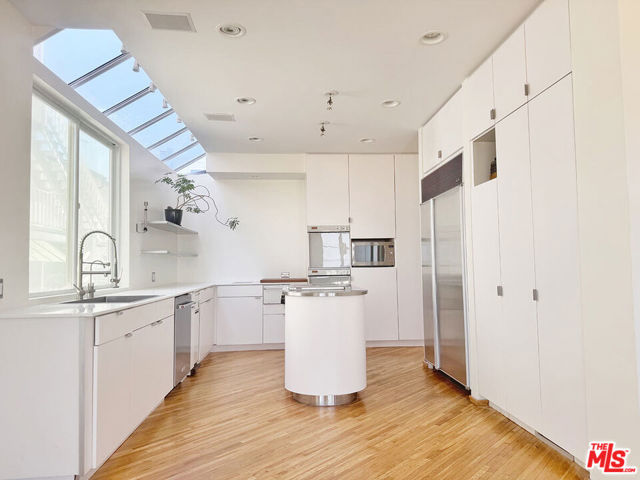 3505 Ocean Front Walk, Marina del Rey CA: https://media.crmls.org/mediaz/ee873816-418b-4013-b1fd-193eefbe1b74.jpg
