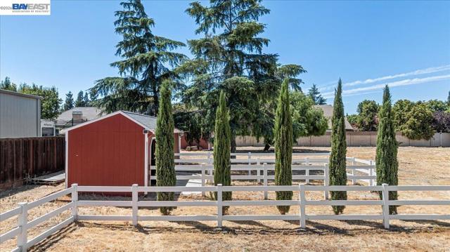 27000 S Hillview St, Tracy CA: https://media.crmls.org/mediaz/ee8783c4-b869-45ee-b104-cc915405f304.jpg