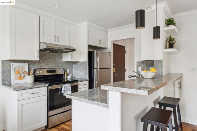 85 Vernon St, Oakland CA: https://media.crmls.org/mediaz/ee879e9c-70b2-4bfb-b366-af8590bed109.jpg