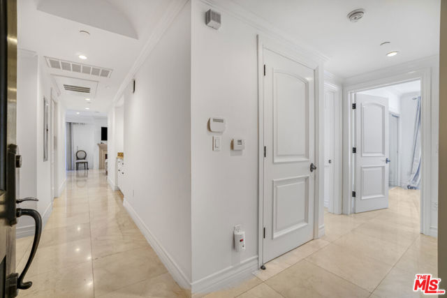 208 S Lasky Drive, Beverly Hills CA: https://media.crmls.org/mediaz/ee8831cd-2e95-485a-a8af-20070e604ed1.jpg