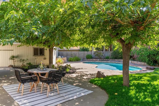 1515 Grove Way, Concord CA: https://media.crmls.org/mediaz/ee883dd2-221a-4f8a-97c1-91422701f14f.jpg