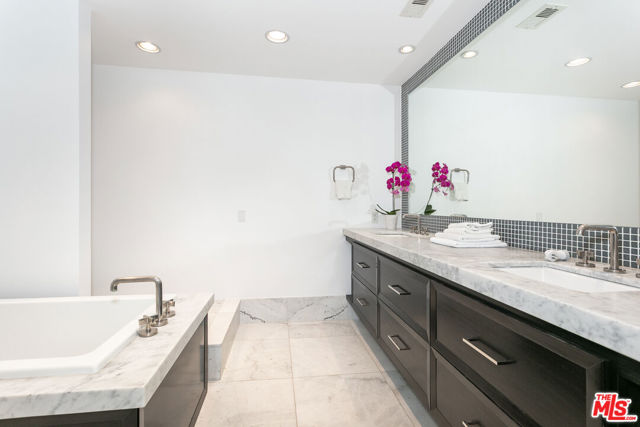 9033 Vista Grande Street, West Hollywood CA: https://media.crmls.org/mediaz/ee893152-13bf-4820-93a0-ca7e056350c3.jpg