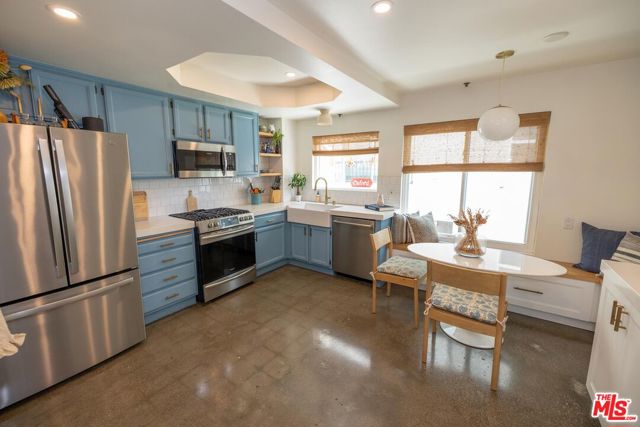 5010 Cahuenga Boulevard, 104 photo 1