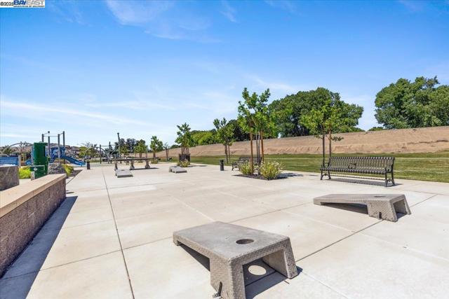 946 Osprey Dr, Lathrop CA: https://media.crmls.org/mediaz/ee897a93-641c-4310-a290-4d1a2e5a8aa9.jpg