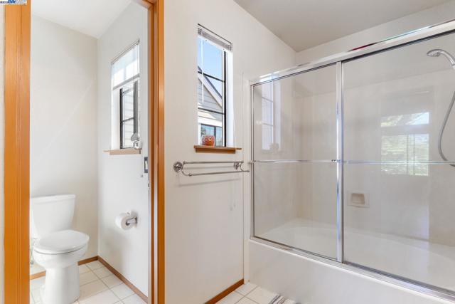 35 Leonard Ct, Alameda CA: https://media.crmls.org/mediaz/ee8a47e0-5063-4364-b852-65c58b023ece.jpg