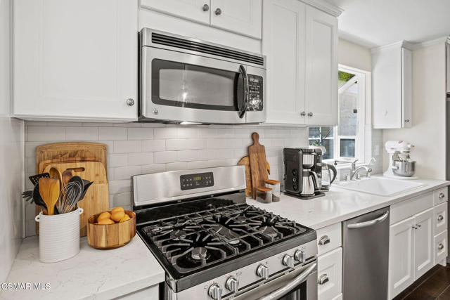 4570 N Vistapark Drive, Moorpark CA: https://media.crmls.org/mediaz/ee8aab1f-2e40-431b-83a9-9bb0d2f0f937.jpg