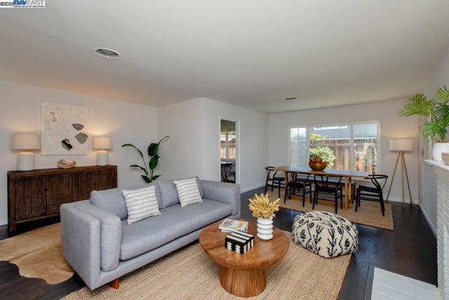1366 Hansen Ave, Alameda CA: https://media.crmls.org/mediaz/ee8d074c-0361-41bc-a42d-876dca3f6e20.jpg