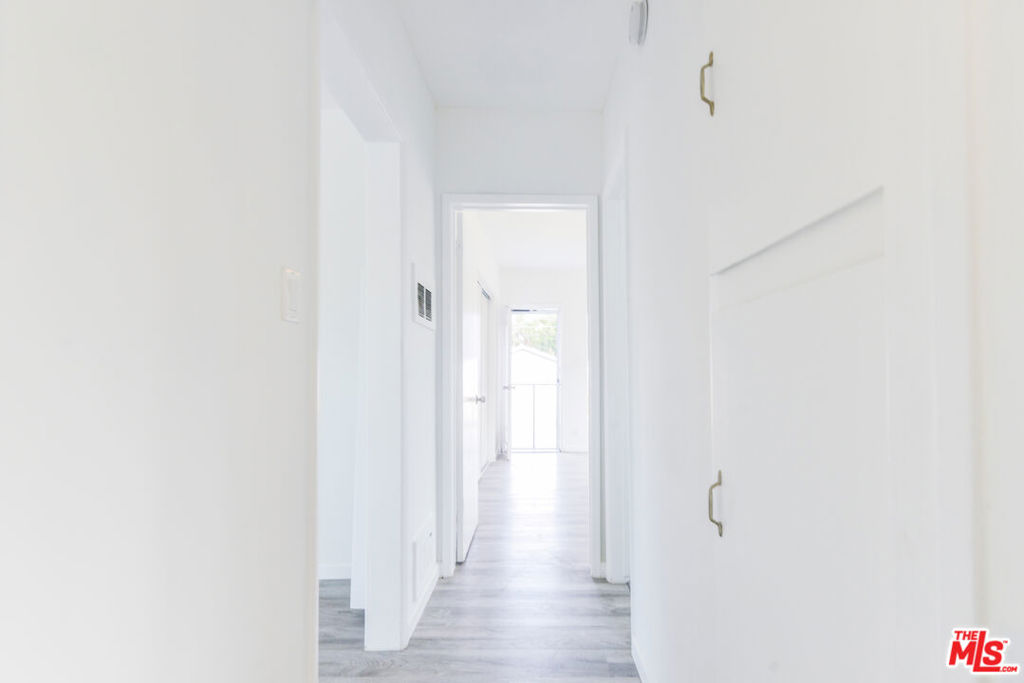 https://media.crmls.org/mediaz/ee8da165-510c-437d-916d-efaf980594be.jpg?preset=X-Large