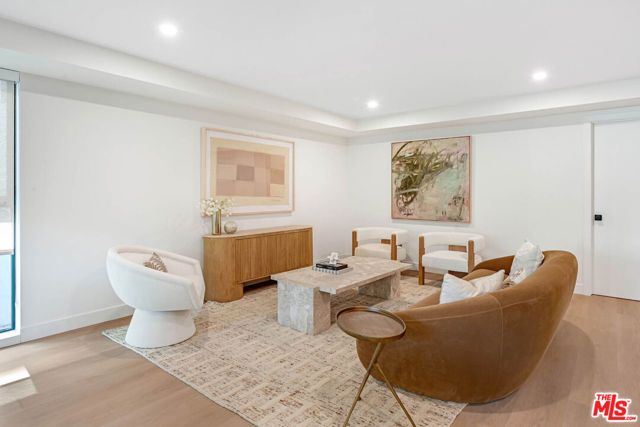 350 N Palm Drive, Beverly Hills CA: https://media.crmls.org/mediaz/ee8e7fb9-e9ff-4e6e-938c-1020307952c8.jpg