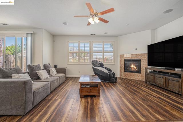 140 Ridge Crest Ct, Oakley CA: https://media.crmls.org/mediaz/ee8f1055-367e-40f3-87bc-b757bab2c53b.jpg